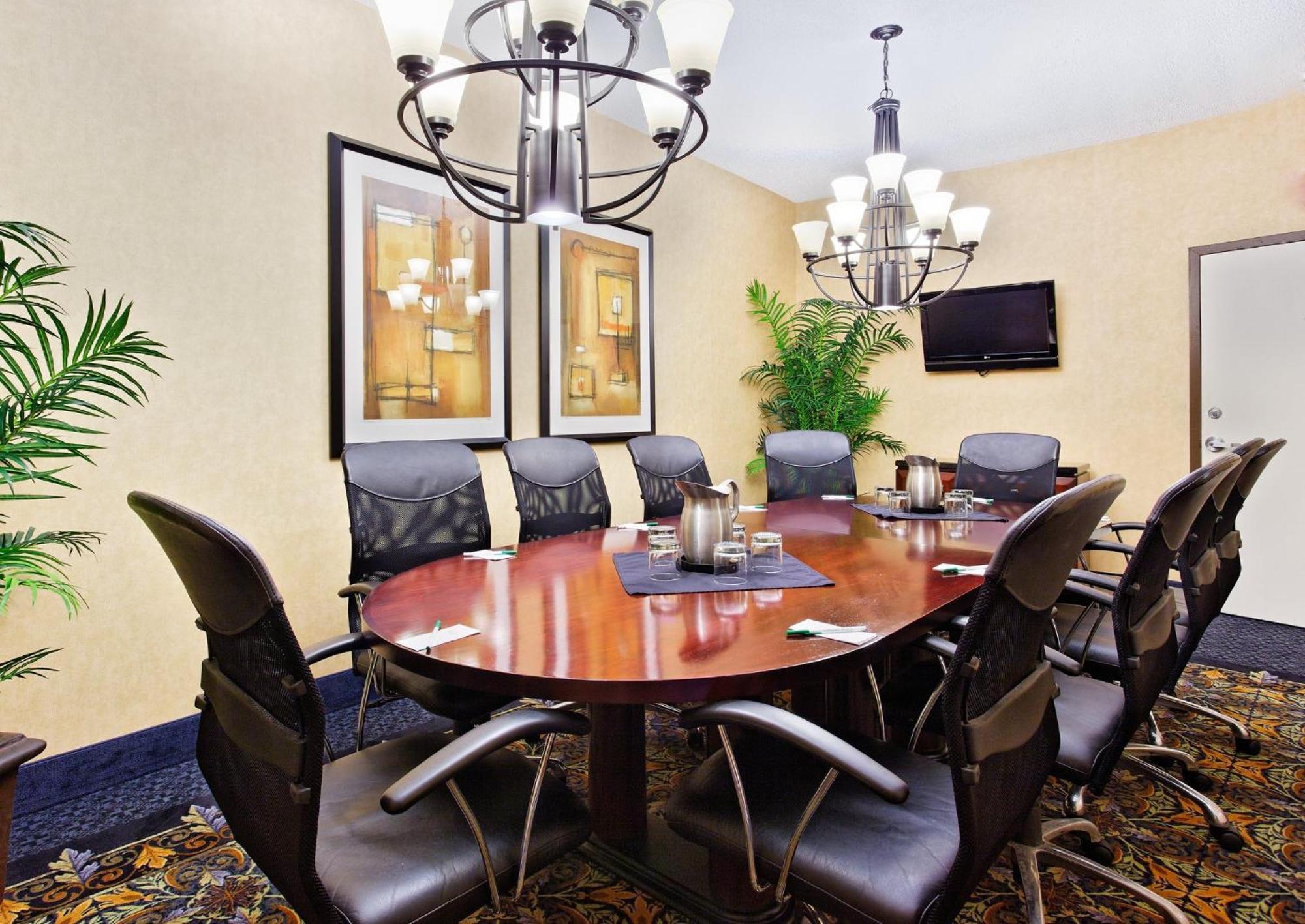 Express Market Center By Ihg Hotel 3*